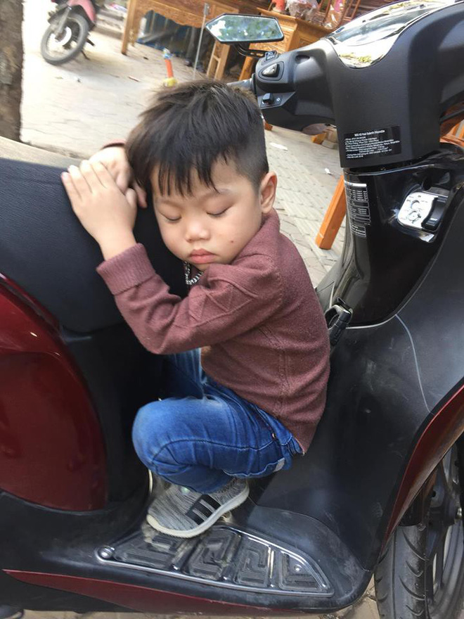 Phì cười với cậu bé mải giữ của mà ngủ quên trên xe mẹ lúc nào không hay