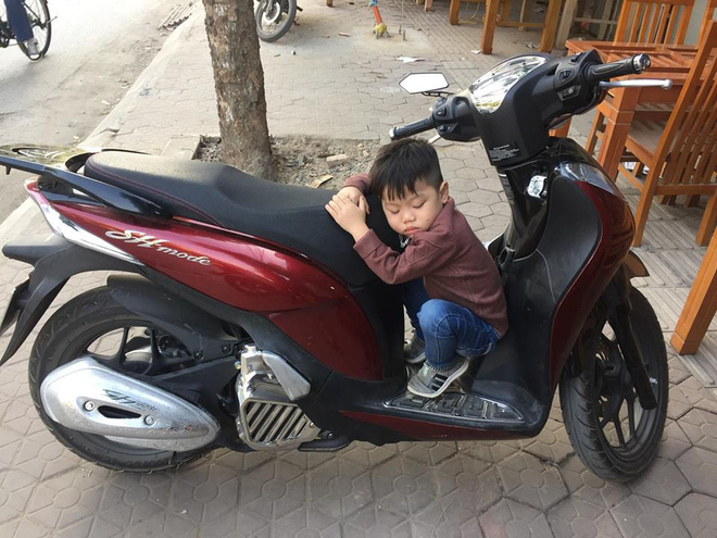 Phì cười với cậu bé mải giữ của mà ngủ quên trên xe mẹ lúc nào không hay