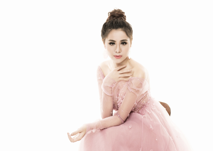 Kiều nữ Nam Thư đổi phong cách với váy áo gam hồng