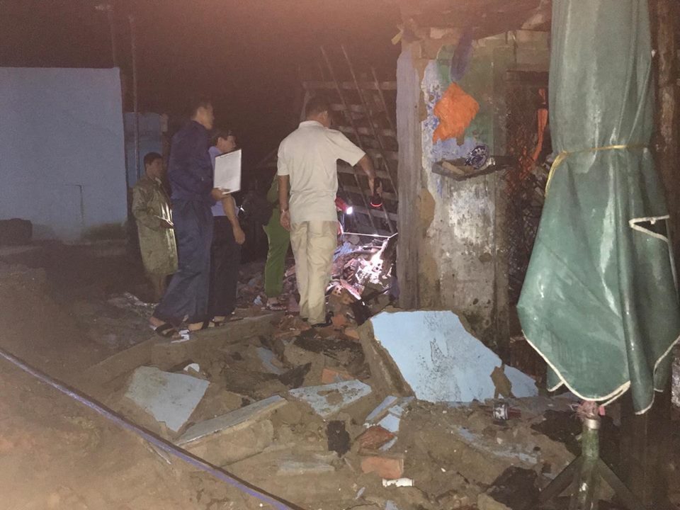 TT-Huế: Tường cửa hàng xăng dầu đổ làm sập nhà, 3 người bị thương TT-Huế: Tường cửa hàng xăng dầu đổ làm sập nhà, 3 người bị thương