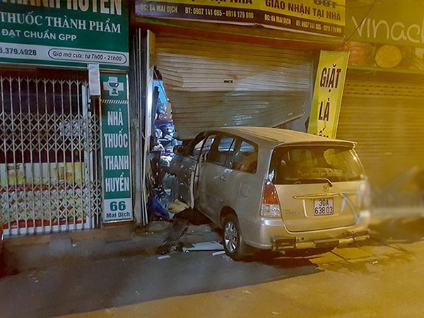 Hà Nội: Thông tin bất ngờ vụ xế hộp lấy đà đâm nát cửa nhà hàng xóm Hà Nội: Thông tin bất ngờ vụ xế hộp lấy đà đâm nát cửa nhà hàng xóm