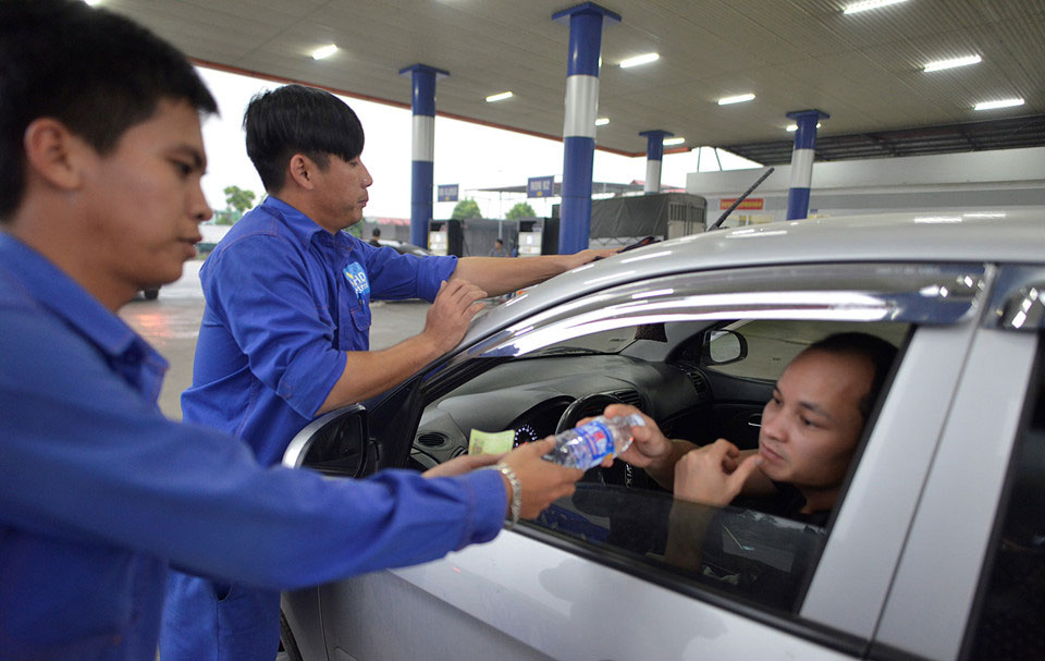 Cây xăng Việt đã cúi chào, tặng nước miễn phí cho khách trước cả khi cây xăng Nhật đến Hà Nội