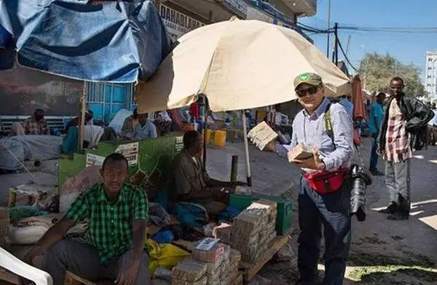 Quốc gia nghèo chẳng có gì ngoài tiền, đi chợ mua rau cũng phải mang cả bao tải, chất tiền thành đống