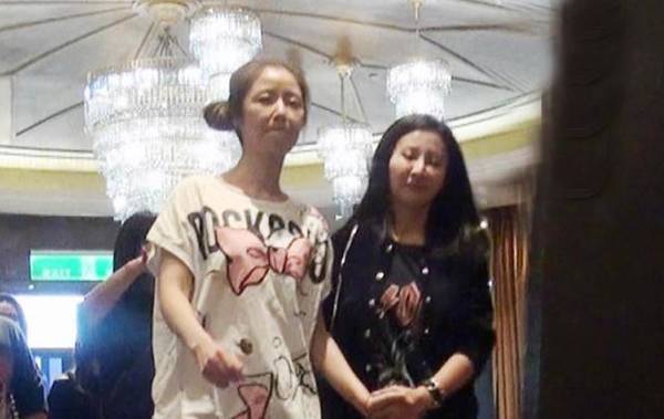 Không trang điểm, Lâm Tâm Như lộ mặt mộc già nua, thân hình gầy rộc Không trang điểm, Lâm Tâm Như lộ mặt mộc già nua, thân hình gầy rộc