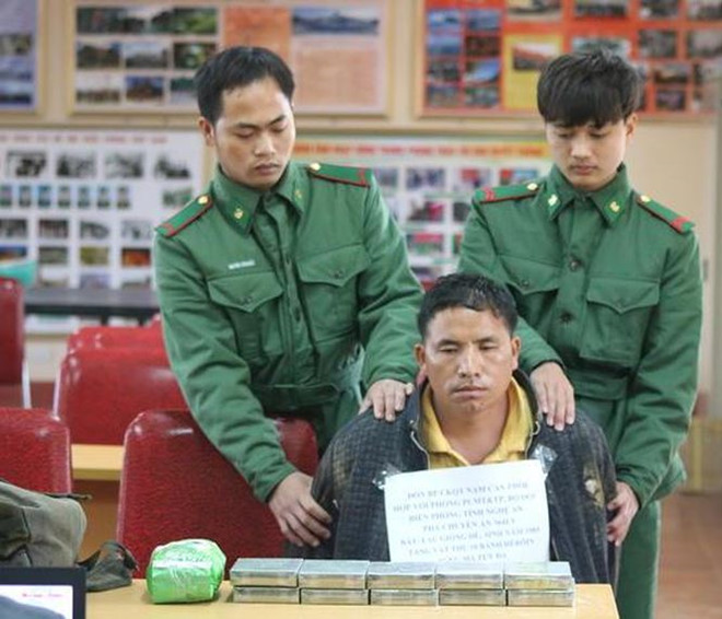 Người đàn ông vượt biên mang 10 bánh heroin vào Việt Nam Người đàn ông vượt biên mang 10 bánh heroin vào Việt Nam