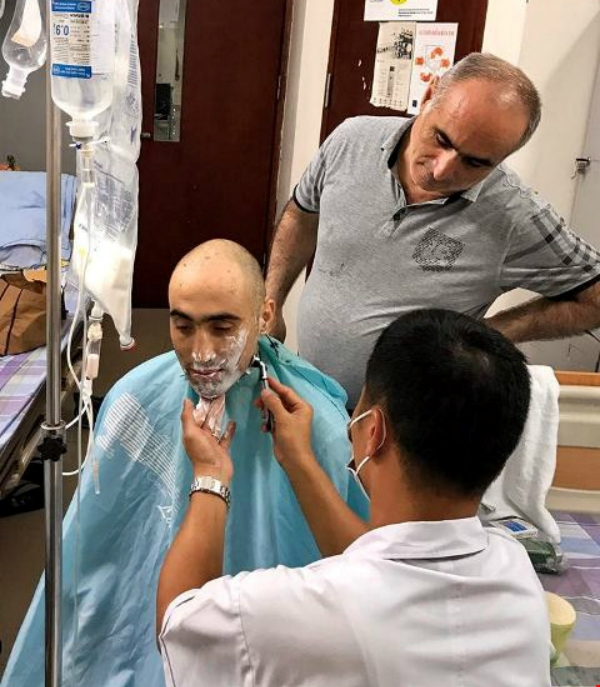 Bức thư tri ân Việt Nam của bố chàng trai Tây ung thư Bức thư tri ân Việt Nam của bố chàng trai Tây ung thư