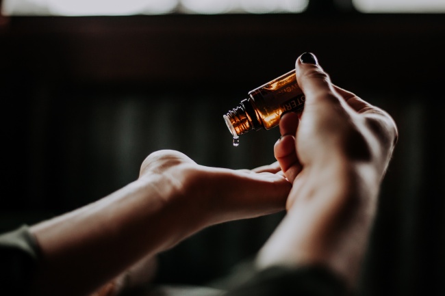 9 điều nên làm để môi bớt khô nẻ, bong tróc trong ngày đông