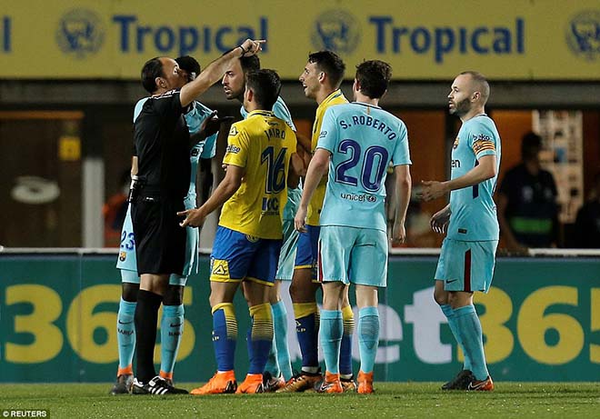 Nghi án trọng tài thân Real xử ép Barca: Lờ thẻ đỏ, 11m cay nghiệt