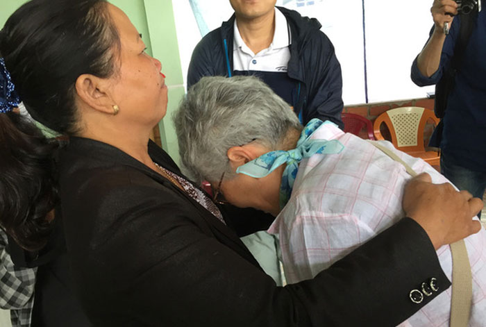 41 người Hàn Quốc cúi đầu tạ lỗi trước hàng bia mộ ở Hà My 41 người Hàn Quốc cúi đầu tạ lỗi trước hàng bia mộ ở Hà My