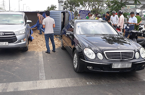 Đụng đuôi ôtô Mercedes ở Sài Gòn, xe tải lật ngang Đụng đuôi ôtô Mercedes ở Sài Gòn, xe tải lật ngang
