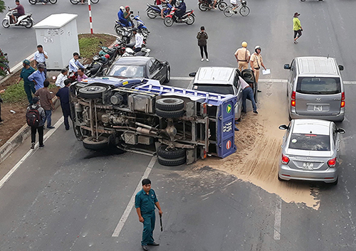 Đụng đuôi ôtô Mercedes ở Sài Gòn, xe tải lật ngang Đụng đuôi ôtô Mercedes ở Sài Gòn, xe tải lật ngang