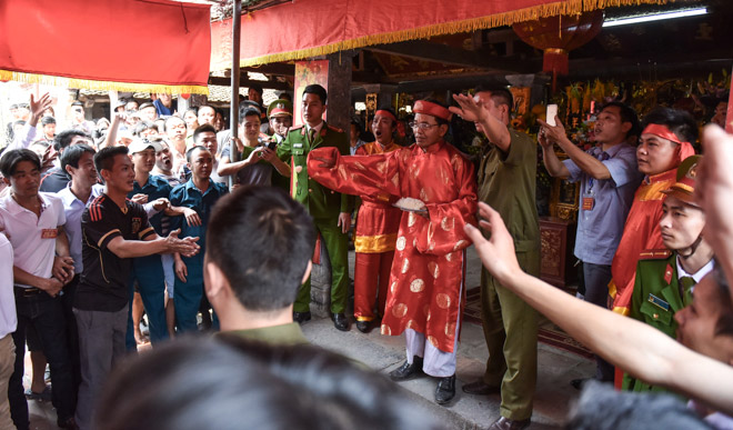 Bóp cổ, đấm nhau chảy máu mồm trong lễ hội giằng bông ở Hà Nội Bóp cổ, đấm nhau chảy máu mồm trong lễ hội giằng bông ở Hà Nội