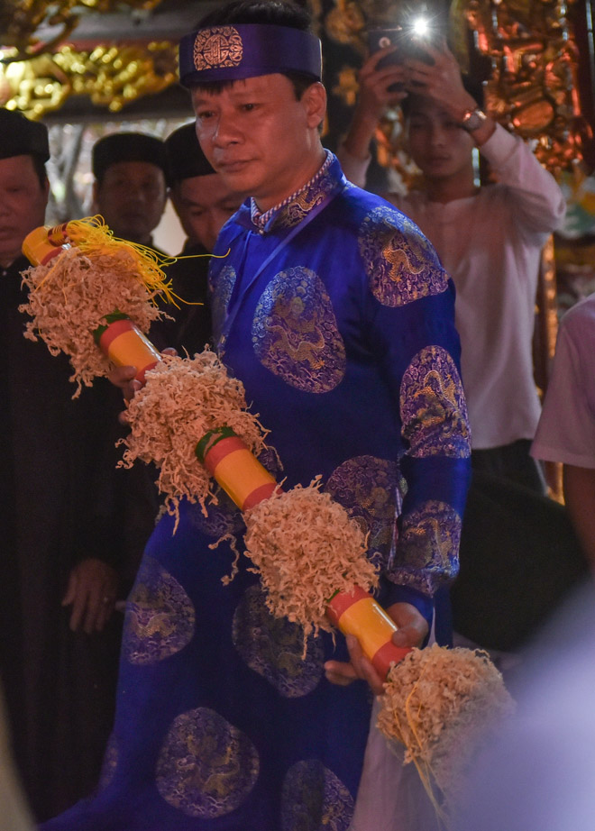 Bóp cổ, đấm nhau chảy máu mồm trong lễ hội giằng bông ở Hà Nội Bóp cổ, đấm nhau chảy máu mồm trong lễ hội giằng bông ở Hà Nội