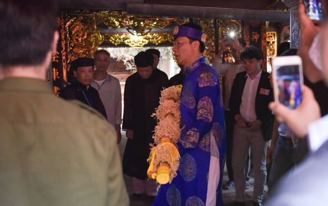 Bóp cổ, đấm nhau chảy máu mồm trong lễ hội giằng bông ở Hà Nội Bóp cổ, đấm nhau chảy máu mồm trong lễ hội giằng bông ở Hà Nội