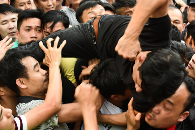 Bóp cổ, đấm nhau chảy máu mồm trong lễ hội giằng bông ở Hà Nội Bóp cổ, đấm nhau chảy máu mồm trong lễ hội giằng bông ở Hà Nội