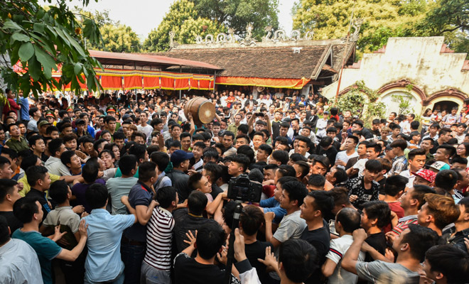 Bóp cổ, đấm nhau chảy máu mồm trong lễ hội giằng bông ở Hà Nội Bóp cổ, đấm nhau chảy máu mồm trong lễ hội giằng bông ở Hà Nội