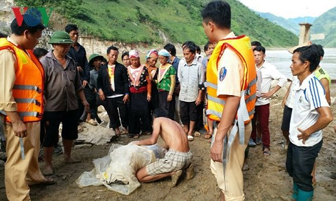 Lai Châu tìm thấy thi thể nạn nhân đầu tiên trong vụ lật thuyền Lai Châu tìm thấy thi thể nạn nhân đầu tiên trong vụ lật thuyền
