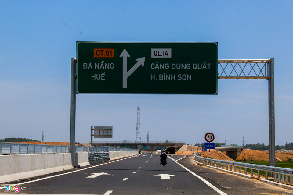 Bò tung tăng trên cao tốc được xây dựng với tốc độ rùa Bò tung tăng trên cao tốc được xây dựng với tốc độ rùa