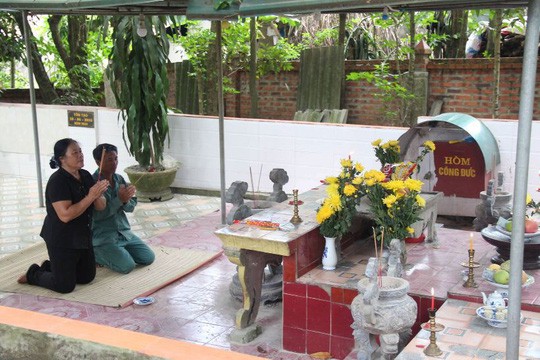 Thực hư về hòn đá bí ẩn được xưng là ngài