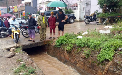 Bé trai đi xe đạp điện ngã xuống cống bị nước cuốn trôi Bé trai đi xe đạp điện ngã xuống cống bị nước cuốn trôi
