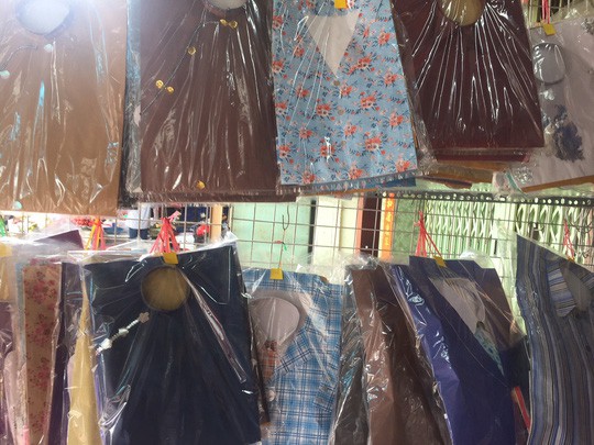 Hàng mã chất đống ở tiệm, sức mua giảm một nửa Hàng mã chất đống ở tiệm, sức mua giảm một nửa