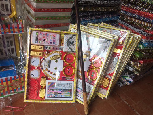 Hàng mã chất đống ở tiệm, sức mua giảm một nửa Hàng mã chất đống ở tiệm, sức mua giảm một nửa