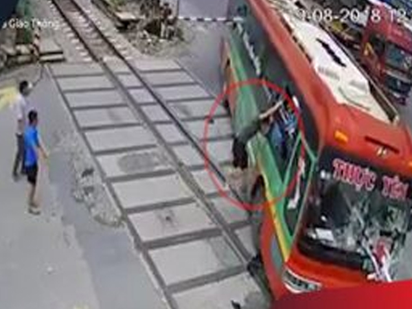Clip sốc: Xe khách bị rào chắn đường tàu xuyên thủng sau khi mất lái, hành khách hoảng loạn bỏ của chạy lấy người Clip sốc: Xe khách bị rào chắn đường tàu xuyên thủng sau khi mất lái, hành khách hoảng loạn bỏ của chạy lấy người
