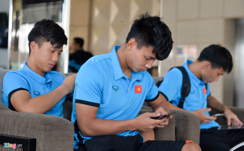 Video: Hà Đức Chinh quay phim, phỏng vấn Công Phượng trước trận bán kết Video: Hà Đức Chinh quay phim, phỏng vấn Công Phượng trước trận bán kết