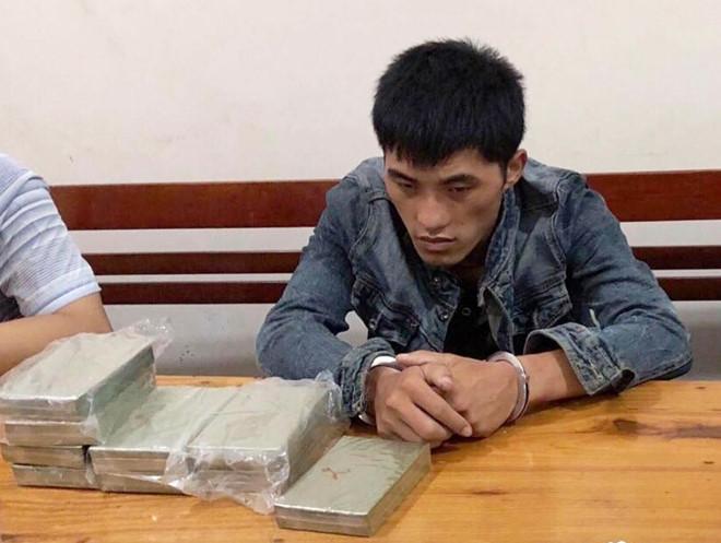 9X ngoại quốc tuồn 10 bánh heroin và 1 kg ma túy đá vào Việt Nam 9X ngoại quốc tuồn 10 bánh heroin và 1 kg ma túy đá vào Việt Nam