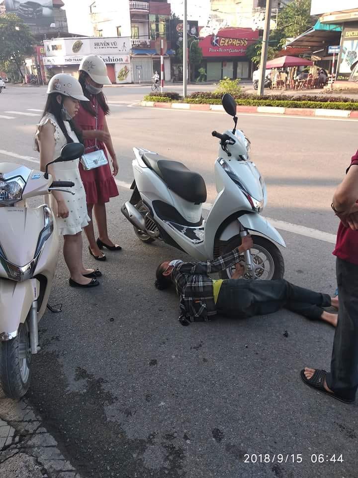 Bức ảnh người phụ nữ lớn tuổi nằm dưới đường ôm bánh xe máy khiến cư dân mạng xôn xao Bức ảnh người phụ nữ lớn tuổi nằm dưới đường ôm bánh xe máy khiến cư dân mạng xôn xao
