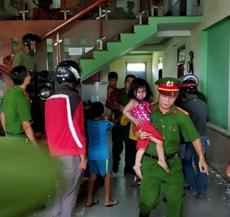Giải cứu thành công 3 em nhỏ bị bố đẻ nhốt trong phòng tự thiêu Giải cứu thành công 3 em nhỏ bị bố đẻ nhốt trong phòng tự thiêu