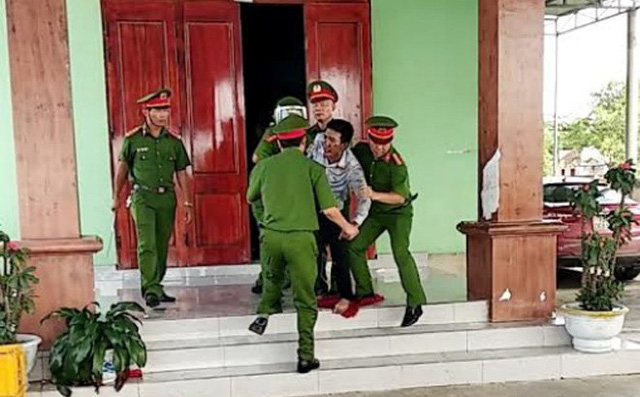 Giải cứu thành công 3 em nhỏ bị bố đẻ nhốt trong phòng tự thiêu Giải cứu thành công 3 em nhỏ bị bố đẻ nhốt trong phòng tự thiêu