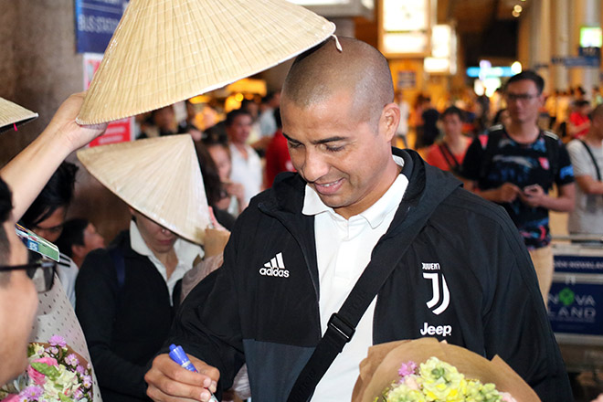 Huyền thoại Juventus đến Việt Nam: Được CĐV tặng nón lá Huyền thoại Juventus đến Việt Nam: Được CĐV tặng nón lá