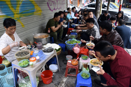 Vi phạm kinh doanh thức ăn đường phố: Tăng mức phạt e vẫn khó Vi phạm kinh doanh thức ăn đường phố: Tăng mức phạt e vẫn khó