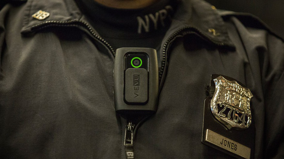 Camera đeo người bỗng nhiên bốc cháy, cảnh sát New York lo ngại
