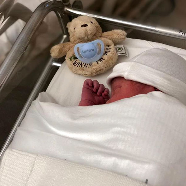 Tiền đạo Luis Suarez có con thứ ba Tiền đạo Luis Suarez có con thứ ba
