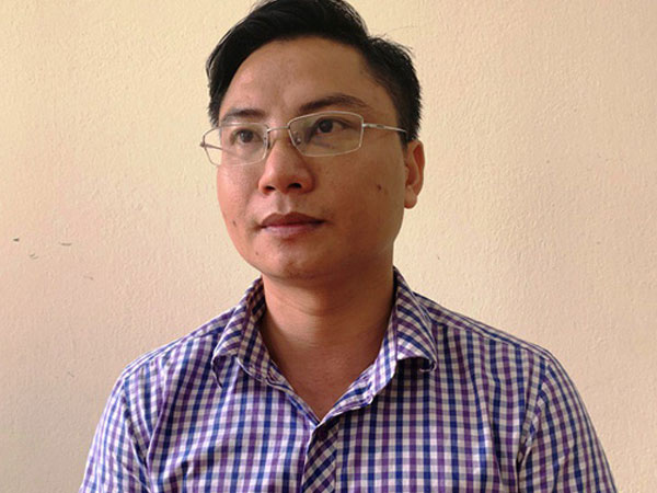 Bắt quả tang 1 người có thẻ phóng viên nhận 50 triệu đồng của doanh nghiệp Bắt quả tang 1 người có thẻ phóng viên nhận 50 triệu đồng của doanh nghiệp