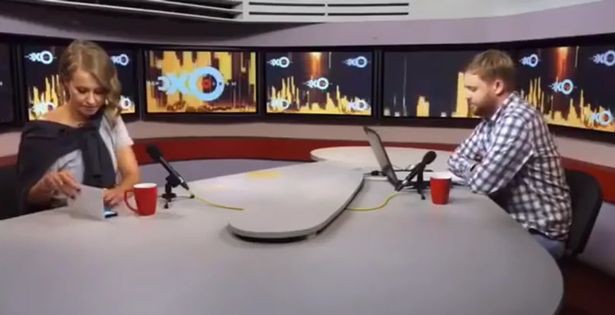 Nữ đại sứ Samsung mất toi 37 tỷ đồng trong vài nốt nhạc vì... lén dùng iPhone X ngay trên TV Nữ đại sứ Samsung mất toi 37 tỷ đồng trong vài nốt nhạc vì... lén dùng iPhone X ngay trên TV