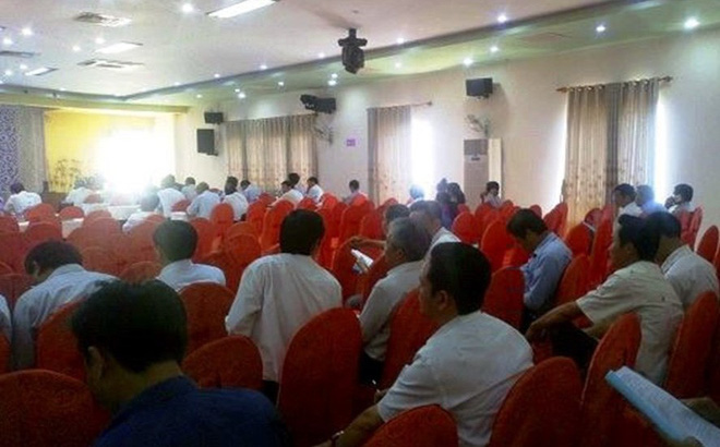 Lãnh đạo huyện bỏ ngang cuộc họp ra về: Tôi vội về trước đi đám tang bố Bí thư Huyện ủy Lãnh đạo huyện bỏ ngang cuộc họp ra về: Tôi vội về trước đi đám tang bố Bí thư Huyện ủy