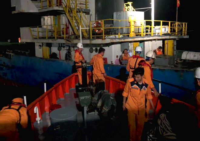 Cứu 3 thuyền viên rơi xuống biển sau khi tàu va đá ngầm Cứu 3 thuyền viên rơi xuống biển sau khi tàu va đá ngầm