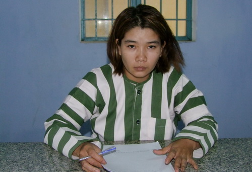 Hot girl cầm đầu đường ghi đề núp bóng quán cà phê Hot girl cầm đầu đường ghi đề núp bóng quán cà phê