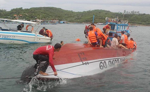 Cano chìm trên vịnh Nha Trang, hai người tử vong Cano chìm trên vịnh Nha Trang, hai người tử vong