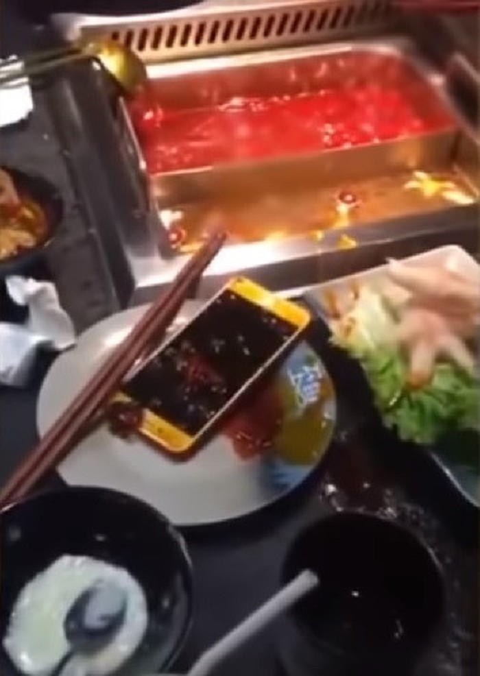 Cô gái Trung Quốc thẳng tay ném điện thoại của người yêu vào nồi lẩu Cô gái Trung Quốc thẳng tay ném điện thoại của người yêu vào nồi lẩu