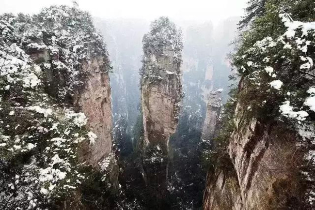 Du khách phấn khích trước cảnh tượng băng tuyết phủ trắng Trương Gia Giới Du khách phấn khích trước cảnh tượng băng tuyết phủ trắng Trương Gia Giới
