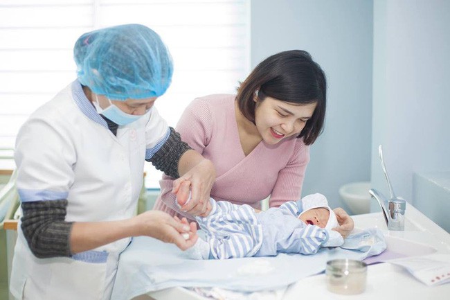 Chị Kính Hồng chính thức gia nhập team bỉm sữa, mới sinh con 1 tuần đã tái xuất với thần thái rạng rỡ