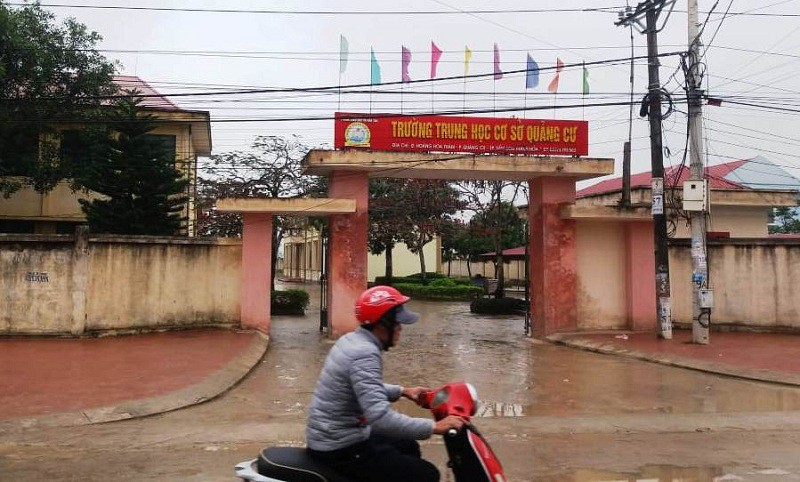 Hiệu trưởng trần tình khi bị phụ huynh tố cáo bóp cổ học sinh gây xước da Hiệu trưởng trần tình khi bị phụ huynh tố cáo bóp cổ học sinh gây xước da