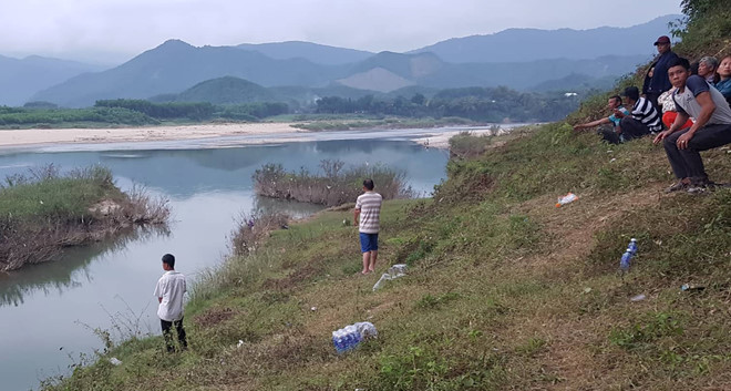 Cưỡng hiếp bất thành, nam thanh niên ném cô gái tâm thần xuống sông Cưỡng hiếp bất thành, nam thanh niên ném cô gái tâm thần xuống sông