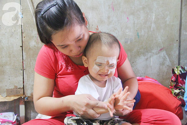 Cái Tết đầu tiên được nhìn thấy ánh sáng mặt trời sau hơn 1 năm mù lòa của bé Gia Anh Cái Tết đầu tiên được nhìn thấy ánh sáng mặt trời sau hơn 1 năm mù lòa của bé Gia Anh