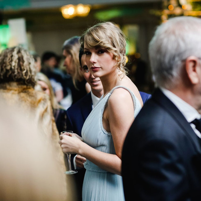 Bỏ Grammy, Taylor Swift tình tứ bên bạn trai tại giải Oscar Anh