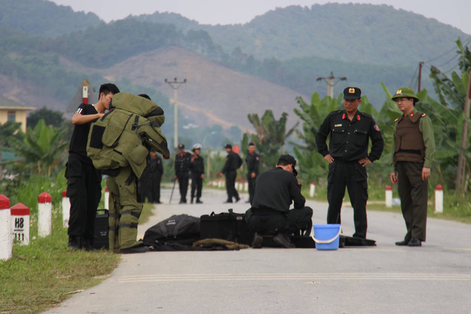 Vụ vây bắt nhóm cố thủ trên ôtô: Tìm thấy lựu đạn, súng ngắn Vụ vây bắt nhóm cố thủ trên ôtô: Tìm thấy lựu đạn, súng ngắn